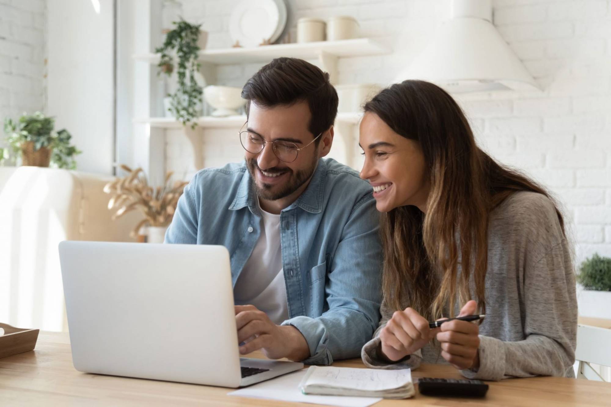 ¿Cómo ahorrar dinero en tiempos difíciles? 8 Consejos para lograrlo